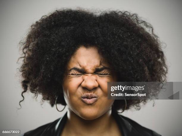 close-up portret van een gestresste echte jonge afro-amerikaanse vrouw - funny face stockfoto's en -beelden