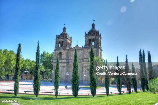 church iglesia nueva del arrabal - salamanca,spain - städtischer platz - fotografias e filmes do acervo