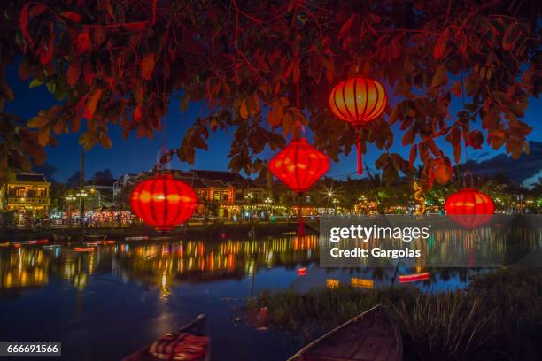 lantaarns en kleurrijke lampjes op de rivier in hoi an, vietnam - hoi an stockfoto's en -beelden