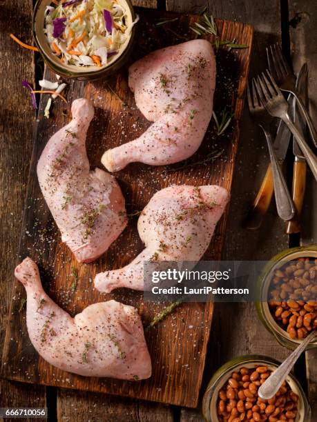 rauwe kip benen klaar voor de grill - raw chicken stockfoto's en -beelden