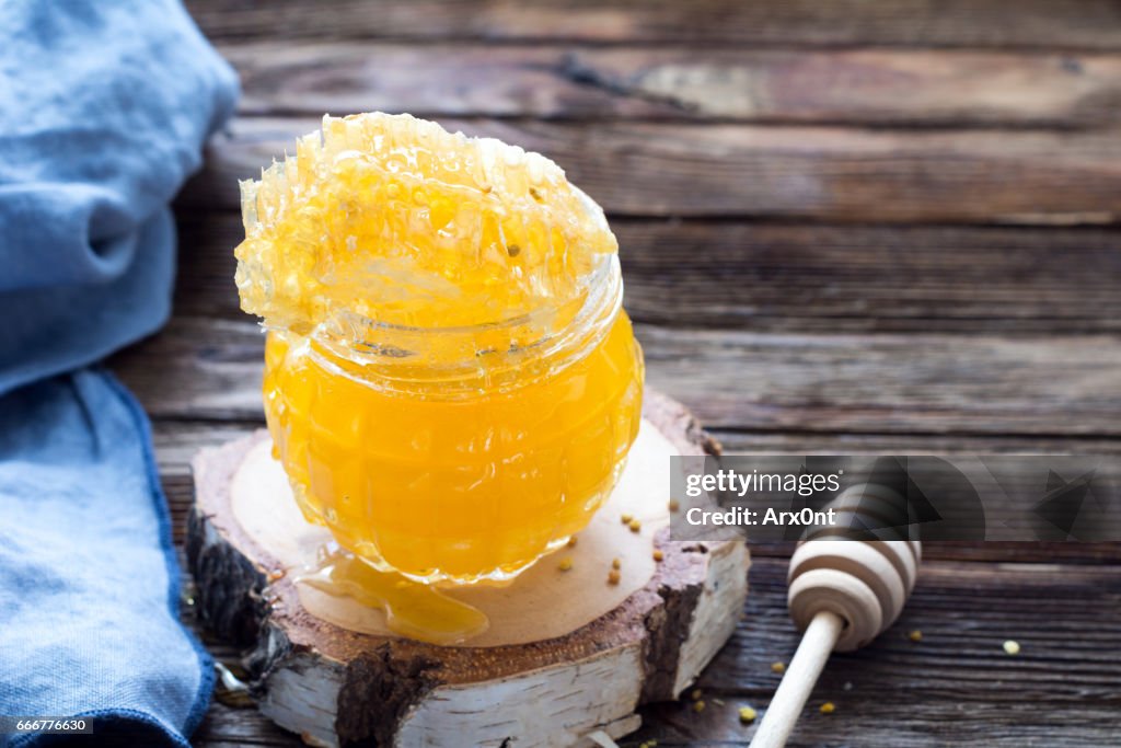 Honey, honeycomb and honey dipper