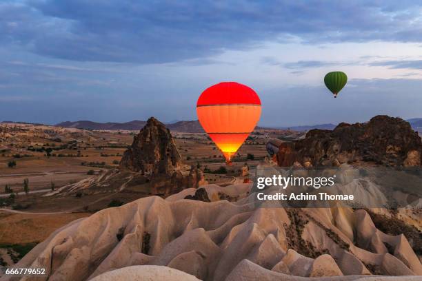 hot air balloon, cappadocia, goereme national park, turkey - romantische stimmung stock pictures, royalty-free photos & images