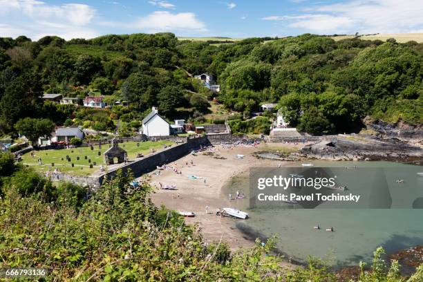 cwm yr eglwys village in the pembrokeshire coast national park, wales - newport wales foto e immagini stock