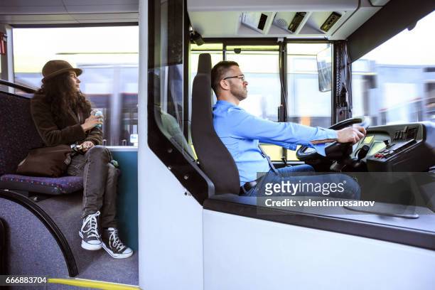 autista di autobus al lavoro - autista di autobus foto e immagini stock