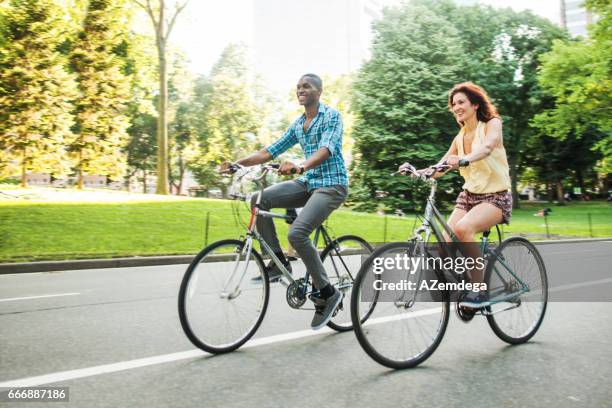 andar en bicicleta en el parque central - central park fotografías e imágenes de stock