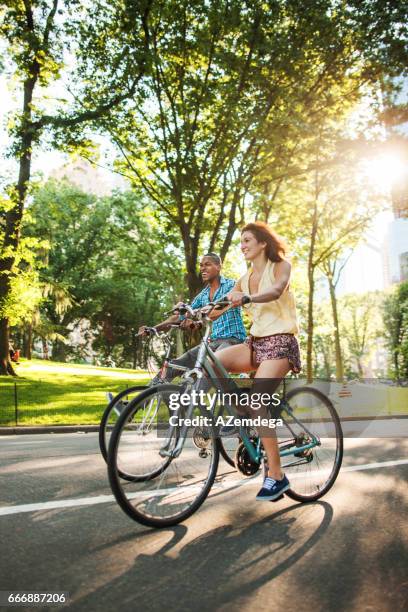 paardrijden fietsen in central park - couple central park stockfoto's en -beelden