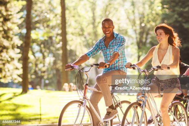 paardrijden fietsen in central park - couple central park stockfoto's en -beelden