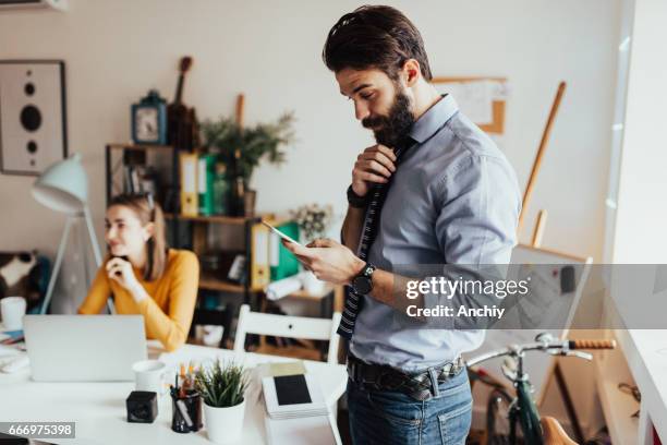 zakenman maakt gebruik van slimme telefoon voor het surfen op het net - mobile phone edit stockfoto's en -beelden