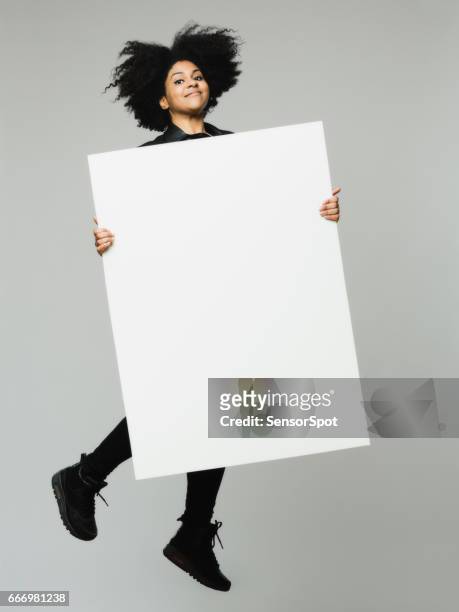 afrikanische frau jholding eine leere plakatwand - person holding blank sign stock-fotos und bilder
