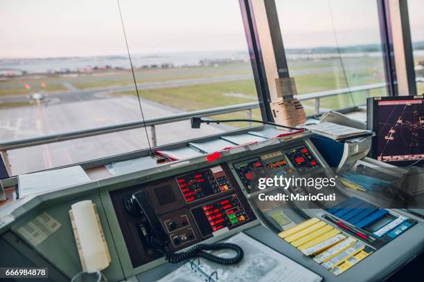 tour de contrôle de l’aéroport - command antenna us photos et images de collection