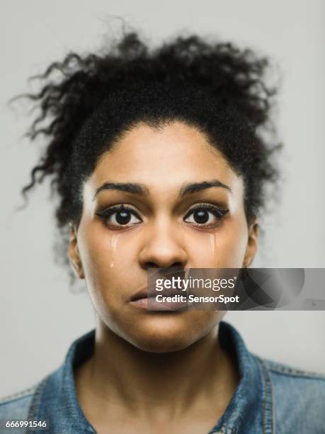 泣いている若いアフロ ・ アメリカ人女性のクローズ アップの肖像画 - sad face ストックフォトと画像
