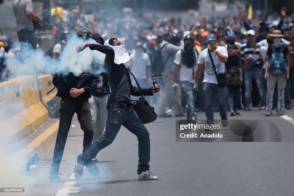 Clashes continue in Caracas 