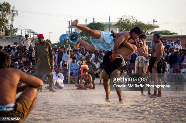 malakhra -the traditional sindhi wrestling - sindhi culture stock-fotos und bilder