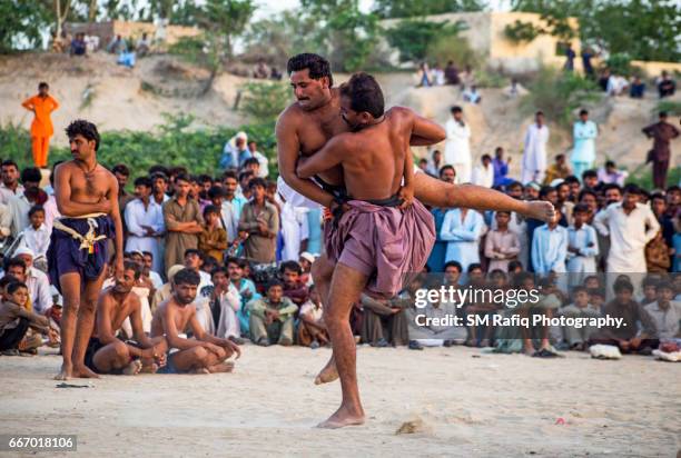 malakhra -the traditional sindhi wrestling - sindhi culture fotografías e imágenes de stock