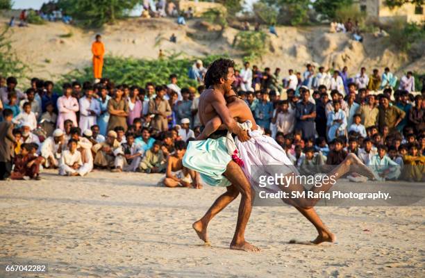 malakhra -the traditional sindhi wrestling - sindhi culture fotografías e imágenes de stock