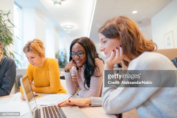 zakenvrouwen in het kantoor - apprentice office stockfoto's en -beelden