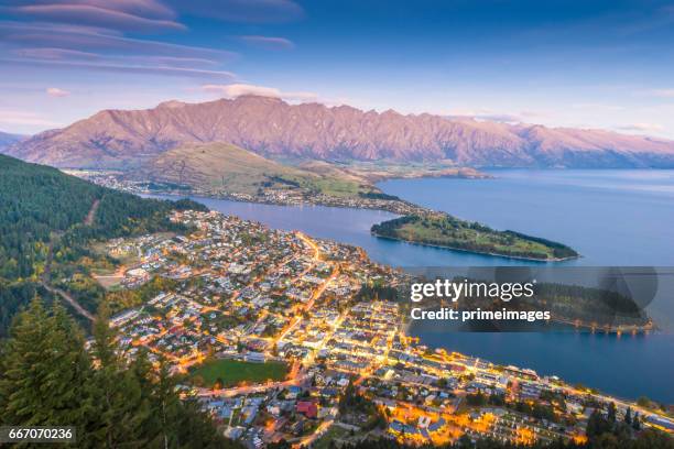 panoramisch uitzicht op de famaus plaats op zuidereiland queenstown - christchurch stockfoto's en -beelden