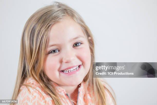 retrato de sonriente muchacha caucásica - ojos verdes fotografías e imágenes de stock