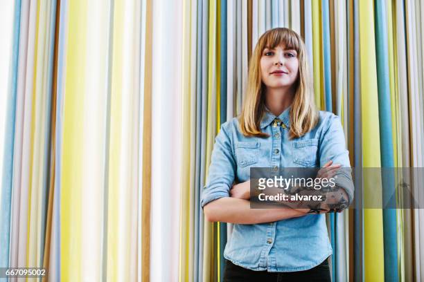 confianza empresaria contra cortina en oficina - hipster professional fotografías e imágenes de stock