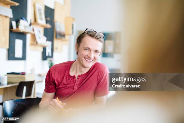 gelukkig zakenman kijken naar vrouwelijke collega - 30 40 woman stockfoto's en -beelden