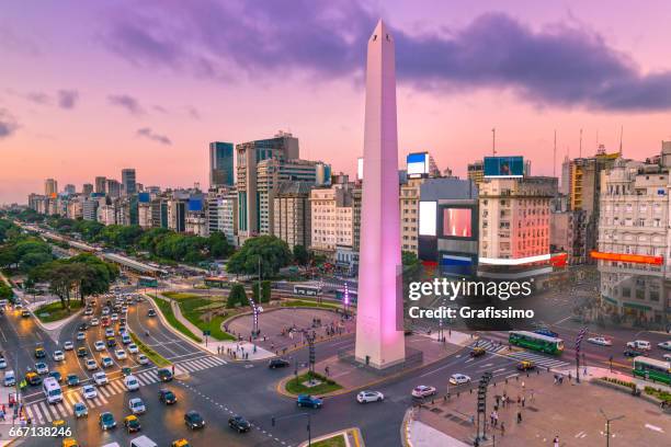 argentina buenos aires amanhecer no centro com a hora do rush - obelisco de buenos aires - fotografias e filmes do acervo