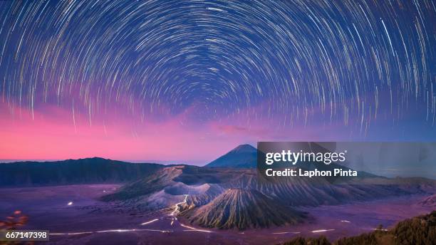 night scene of bromo national park with startrails - bromo tengger semeru national park stockfoto's en -beelden