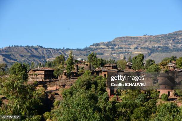 tukuls lalibela ethiopia - admirer le paysage stockfoto's en -beelden