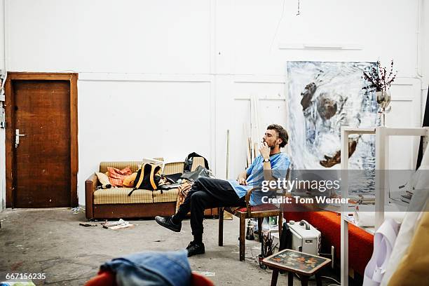 artist sitting in atelier - unvollkommenheit stock-fotos und bilder