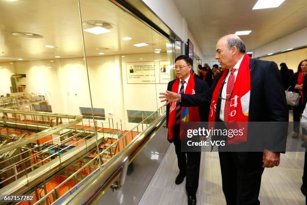 Chairman and chief executive officer of Coca-Cola Muhtar Kent introduces the situation of Coca-Cola's factory in Changsha as the World's largest soft...