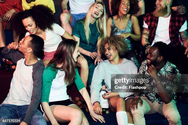 group of friends having fun on evening out - milleniumgeneratie stockfoto's en -beelden