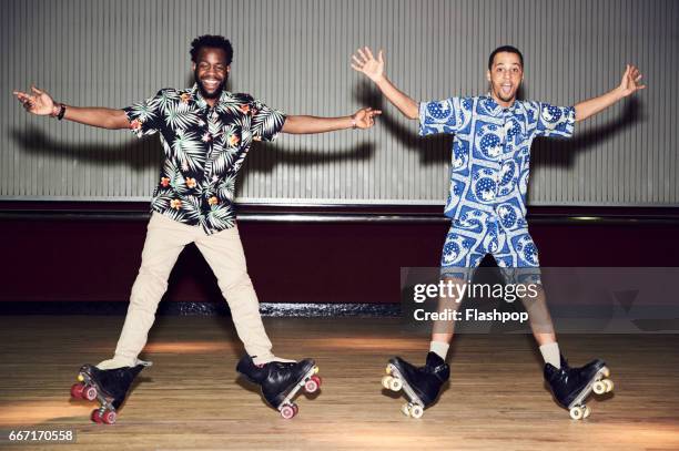 friends having fun at roller disco - patina fotografías e imágenes de stock