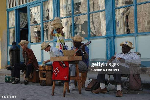 musicians havana cuba - scène tranquille stock-fotos und bilder