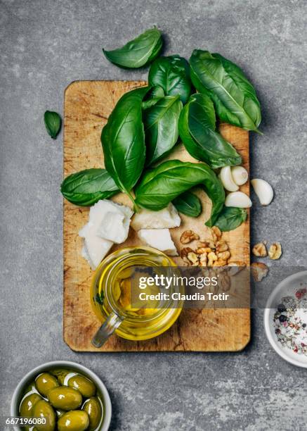 pesto sauce ingredients - pestosaus stockfoto's en -beelden