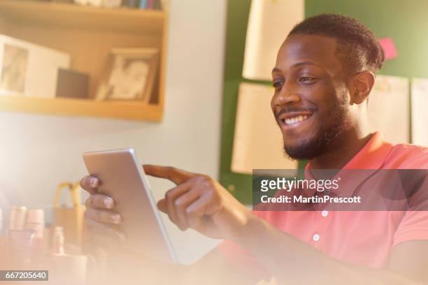 männliche studenten mit digital-tablette an seinem schreibtisch - male teen tablet stock-fotos und bilder
