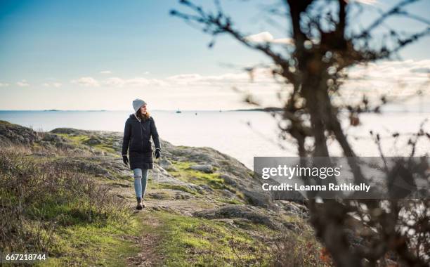 taylor walks cattle point in victoria, bc - victoria canada photos et images de collection