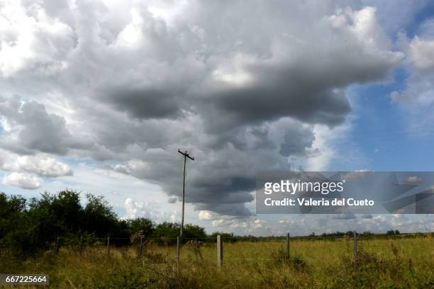 nuvens chegando - cena rural stock-fotos und bilder