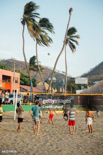 lokala beachvolleyboll spel - san juan del sur bildbanksfoton och bilder