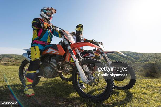 deux pilotes de motocross sur leurs vélos dans la nature. - motocross stock photos et images de collection