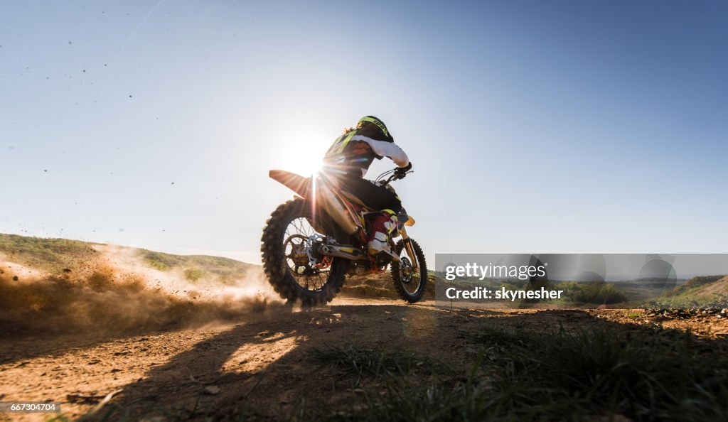 Motocross-Fahrer schnell während des Rennens befahren Feldweg.