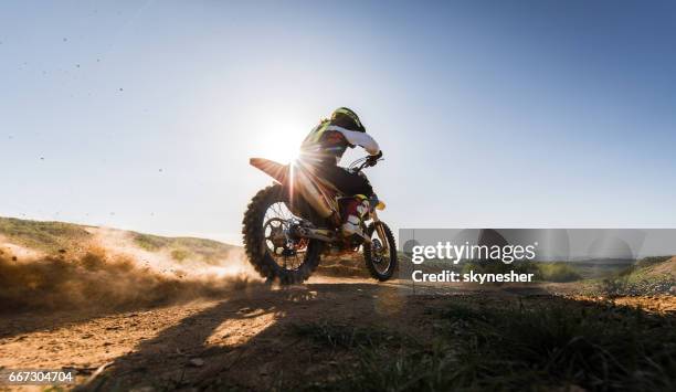 coureur de motocross conduite rapide pendant la course sur piste. - motocross stock photos et images de collection