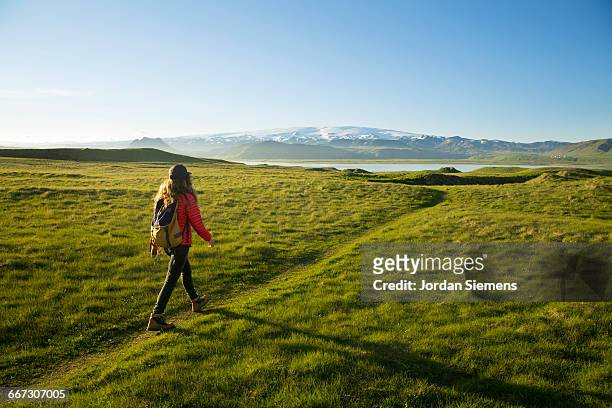 a woman hiking a beautiful trail. - 壮大な景観 ストックフォトと画像