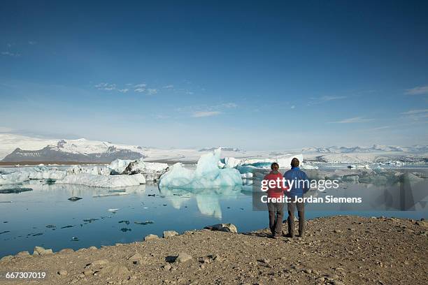 a couple overlooking glacier lagoon. - human toe bildbanksfoton och bilder