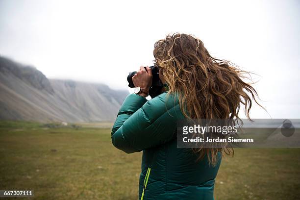 a female photographer - padded jacket 個照片及圖片檔