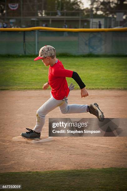 a runner rounding second base in practice - base sports equipment 個照片及圖片檔