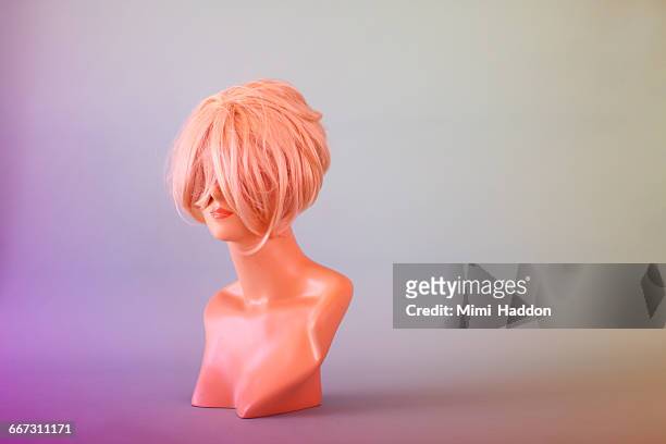 mannequin head hiding behind blonde wig - peruk bildbanksfoton och bilder