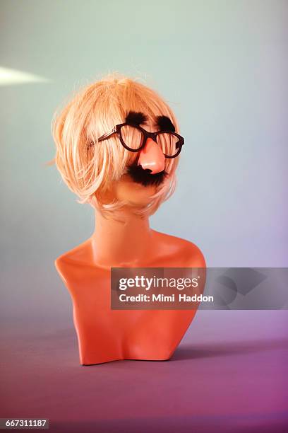 mannequin head with funny glasses and moustache - mannequin blonde stockfoto's en -beelden