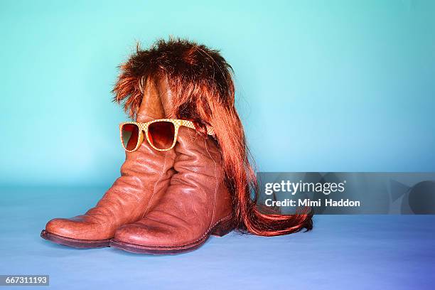 boots wearing wig and glasses - coloursurgetrend stock-fotos und bilder