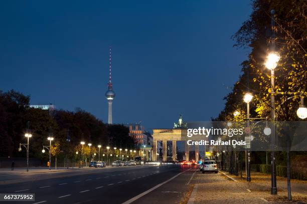 brandenburg gate (brandenburger tor) - berlin, germany - sendeturm foto e immagini stock