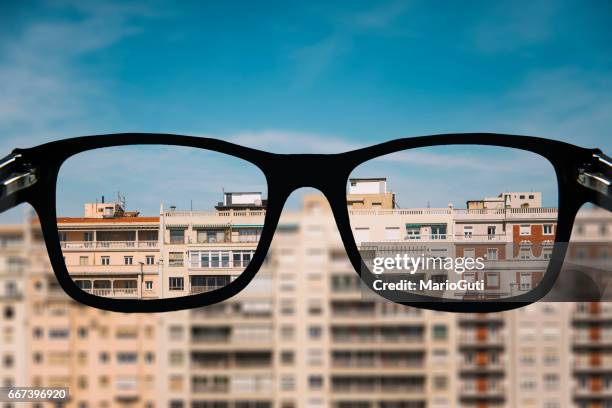 alla ricerca di un appartamento - miopia foto e immagini stock