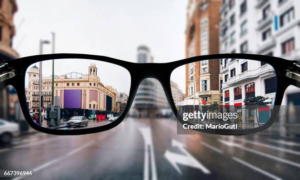 bijziendheid in madrid - focus lens stockfoto's en -beelden